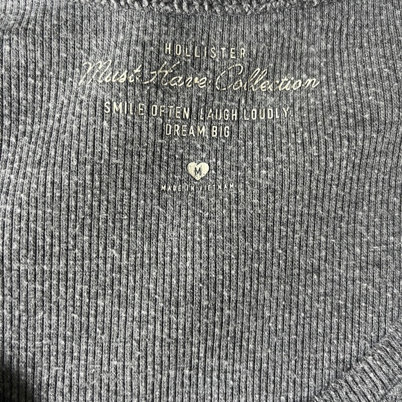 Gray Hollister Womens Short Sleeve Tee Ruffle Detail and Buttons Size Medium - Picture 3 of 3